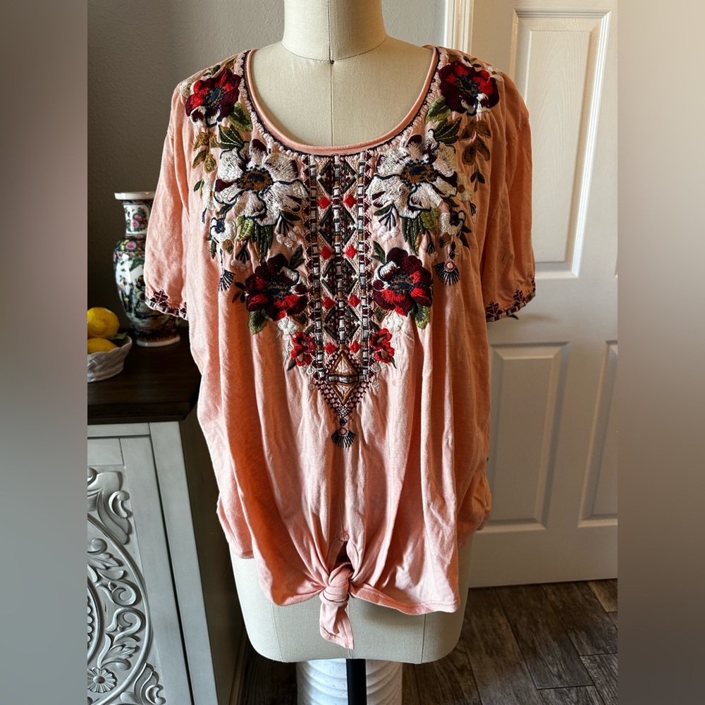 JOHNNY WAS | Embroidered Beatriz Knot Tie T Shirt